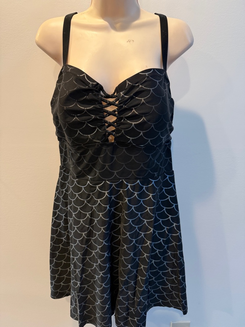 torrid Black Iridescent Mermaid-Scale Lattice Front Swim Dress size 2 - Picture 2 of 11